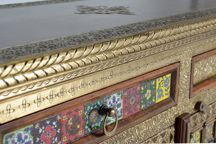 GINER Y COLOMER Aparador de estilo étnico en madera de acacia con detalles de cerámica y bronce, Cerezo